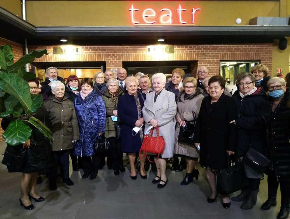 Grupa seniorów biorących udział w projekcie Czas na nas - aktywni seniorzy 60+, przed teatrem Capitol we Wrocławiu.